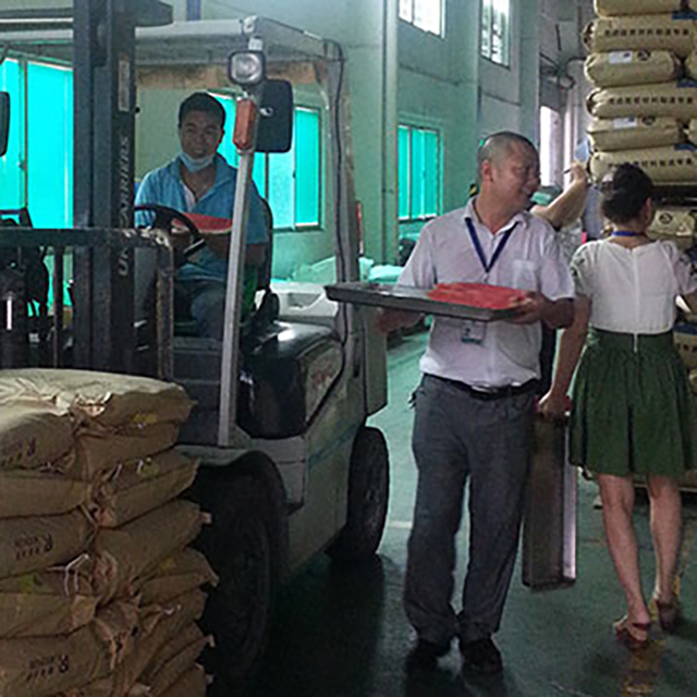 进行对生产一线员工送西瓜爱心活动——J9国际站化学