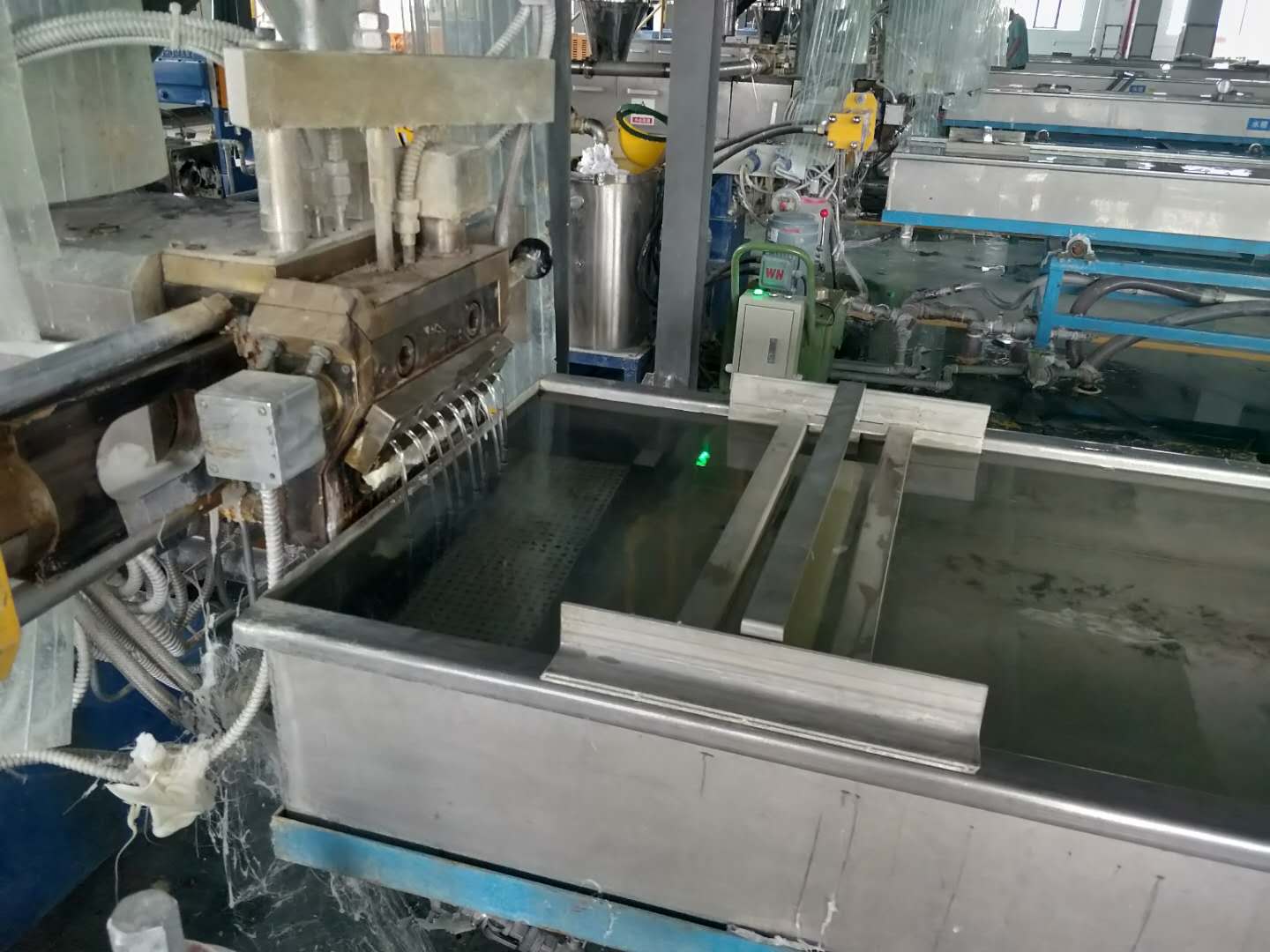 J9国际站熔喷PP料生产线